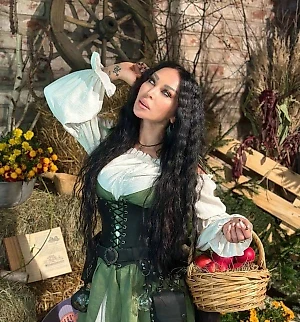 Гороскоп Кейт говорит о том, что самым сложным для неё периодом станет лето этого года. Солнце и Луна в её натальной карте находятся в состоянии транзита. Её цели и приоритеты в ближайшее время сильно поменяются. Кроме того, если дворец не изменит своей тактики, их противостояние с общественным мнением ещё более обострится и может привести к тому, что Кейт растеряет не только свою популярность, но и весь кредит доверия со стороны общества.