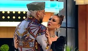 Бузова прилюдно опустилась на колени перед Киркоровым, умоляя взять её в жёны 