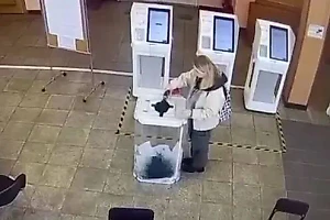 В Москве возбудили дело на девушку, которая вылила зелёнку в избирательную урну