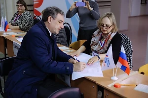 Глава Амурской области проголосовал на выборах президента РФ