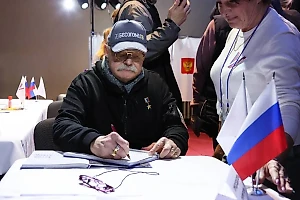 Никита Михалков в Крыму проголосовал на выборах и поговорил с электронной урной