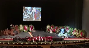 Путин прислал венок на церемонию прощания с Александром Ширвиндтом