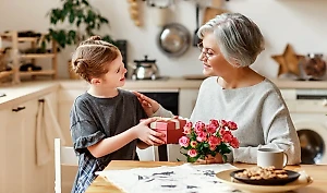 Что дарить, когда всё есть: Необычные идеи подарков на 8 Марта для мам и бабушек