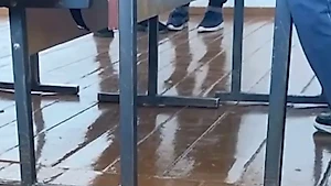 Учитель в Омской области объяснил, почему схватил ученика за ногу