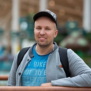 Самохвалов — хитрый льстец и карьерист, который не дорожит ничьими чувствами, кроме своих. Он умело манипулирует людьми, раздавая им подачки и комплименты, чтобы добиться расположения.