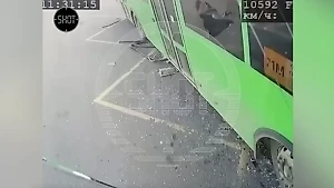 Момент жуткого ДТП с бешеным автобусом в Курске попал на видео