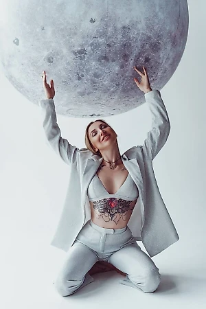 Он приходит вместе с вопросом: "А тем ли я занимаюсь?" На это можно посмотреть под другим углом и найти для себя новые возможности получить вдохновение. Также очень важно не обесценивать свои результаты и жизненный опыт.