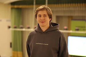 Если школьник всё свободное время сидит в Интернете, он вряд ли преуспеет в общении со сверстниками. Та же самая история и со взрослыми: интересны те, кто где-то бывает, чему-то учится и развивается. К таким тянутся, с такими хотят общаться.