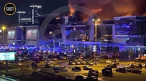 Силовики пошли на штурм "Крокуса", где забаррикадировались стрелки