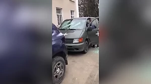 Разъярённые украинки разгромили фургон военкомов и заставили их тикать