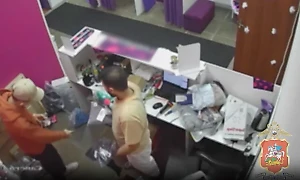 Работники пункта выдачи Wildberries засветились на камеру при краже коптеров и одежды на 5 млн