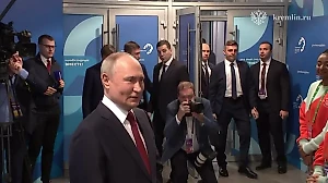 Путин пообщался с иностранными студентами на площадке Всемирного фестиваля молодёжи