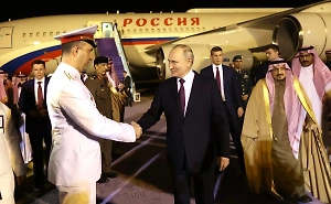 Песков рассказал Лайфу, почему Путина в полёте сопровождал кортеж Су-35