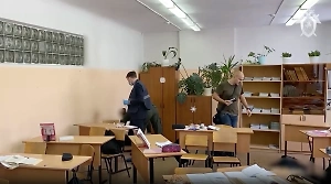 Кровь даже на стенах: СК показал видео осмотра тел на месте расстрела школьников в брянской гимназии