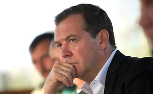 "Решил уйти, как Адольф": Медведев представил собственный вариант финала сериала "Слуга народа"