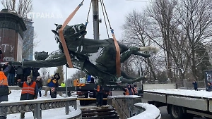 В Киеве снесли памятник командиру Гражданской войны Щорсу, отпилив коню копыта