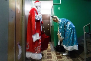 Оставленный Дедом Морозом подозрительный пакет перепугал жителей дома в центре Москвы