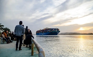 Доставка товаров через главные мировые судоходные каналы оказалась под угрозой срыва