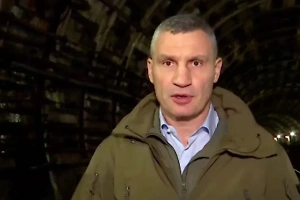 Кличко оцепенел во время прямого эфира в затопленном киевском метро
