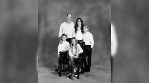 Кейт Миддлтон и принц Уильям переборщили с фотошопом на открытке и "оттяпали" палец юному Луи