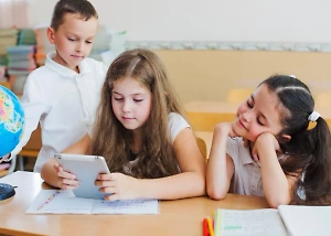 Совет Федерации одобрил закон об ограничении использования смартфонов на уроках