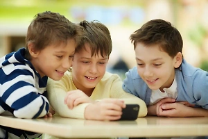Создают провокации: Телефоны на уроках у школьников назвали отвлекающим фактором