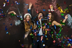 Быть здоровым и найти чемодан с деньгами: Россияне рассказали о своих желаниях, которые загадывают в Новый год