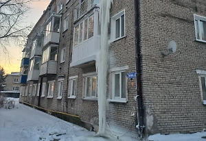 Огромная четырёхэтажная сосулька угрожающе свисла с дома в Сибири