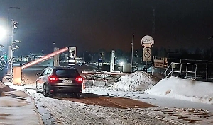Водителям пришлось самим убирать снег на открывшемся КПП на границе с Финляндией