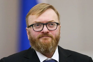 Депутат Милонов пожаловался, что школьники не берут его кататься с горки на каникулах