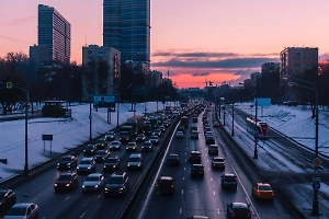 Москвичей предупредили о возможных девятибалльных пробках вечером в пятницу из-за снегопада