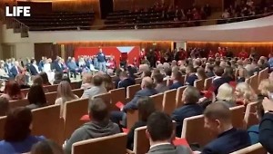 Собрание "Команды Путина" завершилось под крики "Ура!" и гимн РФ в исполнении Shaman