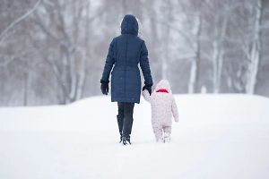 Педиатр объяснила, когда ребёнку с насморком лучше ограничить зимние прогулки