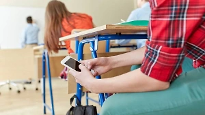 В Госдуме допустили два варианта контроля за запретом на телефоны в школах