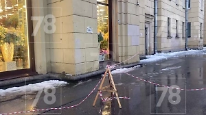 Глыба льда упала на коляску с ребёнком в Санкт-Петербурге