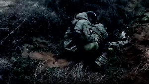 "Как тебя сюда занесло?!": Русские бойцы сняли на видео пленение польского наёмника, брошенного товарищами из ВСУ