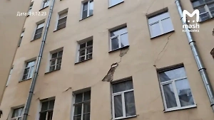 Огромные трещины и дыра в стене: Жильцы шестиэтажного дома в Петербурге показали, как выглядел дом за день до обрушения