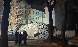 После обрушения расселённого дома в центре Петербурга эвакуировали 27 человек