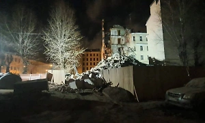 Поднялся столб пыли: Момент обрушения дома в центре Петербурга попал на видео