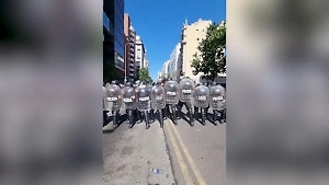 В Сети появилось видео массовых протестов аргентинцев против правительства Милея