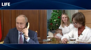 Путин пообщался с 13-летней Ксюшей, чья мечта о работе в новостях сбылась благодаря "Ёлке желаний"