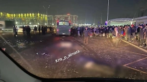 В Казахстане пассажир вырубил женщину-водителя и автобус протаранил толпу людей. Есть погибшие