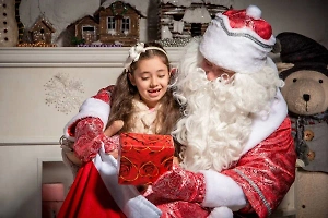 Психолог рассказала, во сколько приглашать Деда Мороза, чтобы ребёнок радовался, а не капризничал