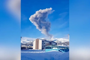 Не дремлет: Вулкан Эбеко на Камчатке выбросил пятикилометровый столб пепла
