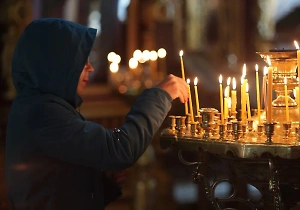 Православным россиянам рассказали, как правильно креститься в храме и дома