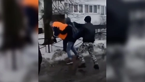 Банда подростков избивала дворников-мигрантов в Петербурге, цинично снимая всё на камеру
