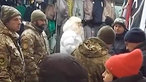 "Вы чего припёрлись?!": Боевые украинки сорвали охоту "оборзевших" военкомов за головами на рынке
