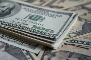 Курс доллара на Мосбирже впервые с 19 декабря опустился ниже 90 рублей