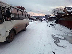 Ребёнок на Алтае скатился на ледянке с горки под колёса автобуса и погиб