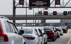 Перед Крымским мостом образовалась гигантская пробка